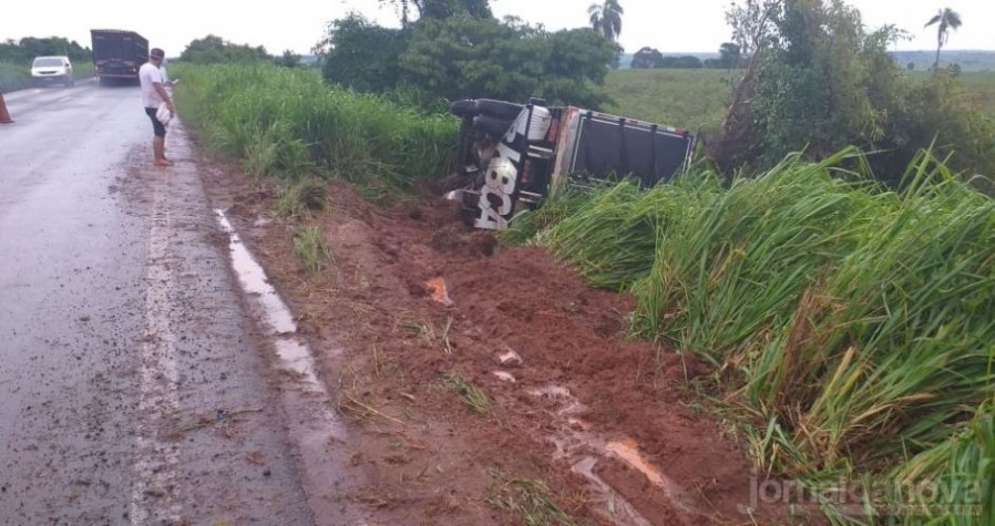 TanaMídia Naviraí Caminhão frutas que saiu de Naviraí tomba na MS