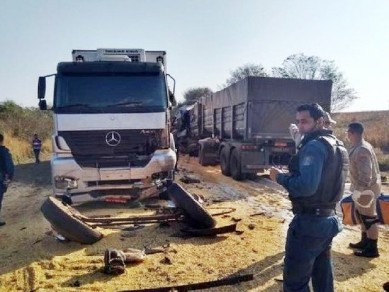 TanaMídia Naviraí Carretas batem de frente na BR 163 e motorista