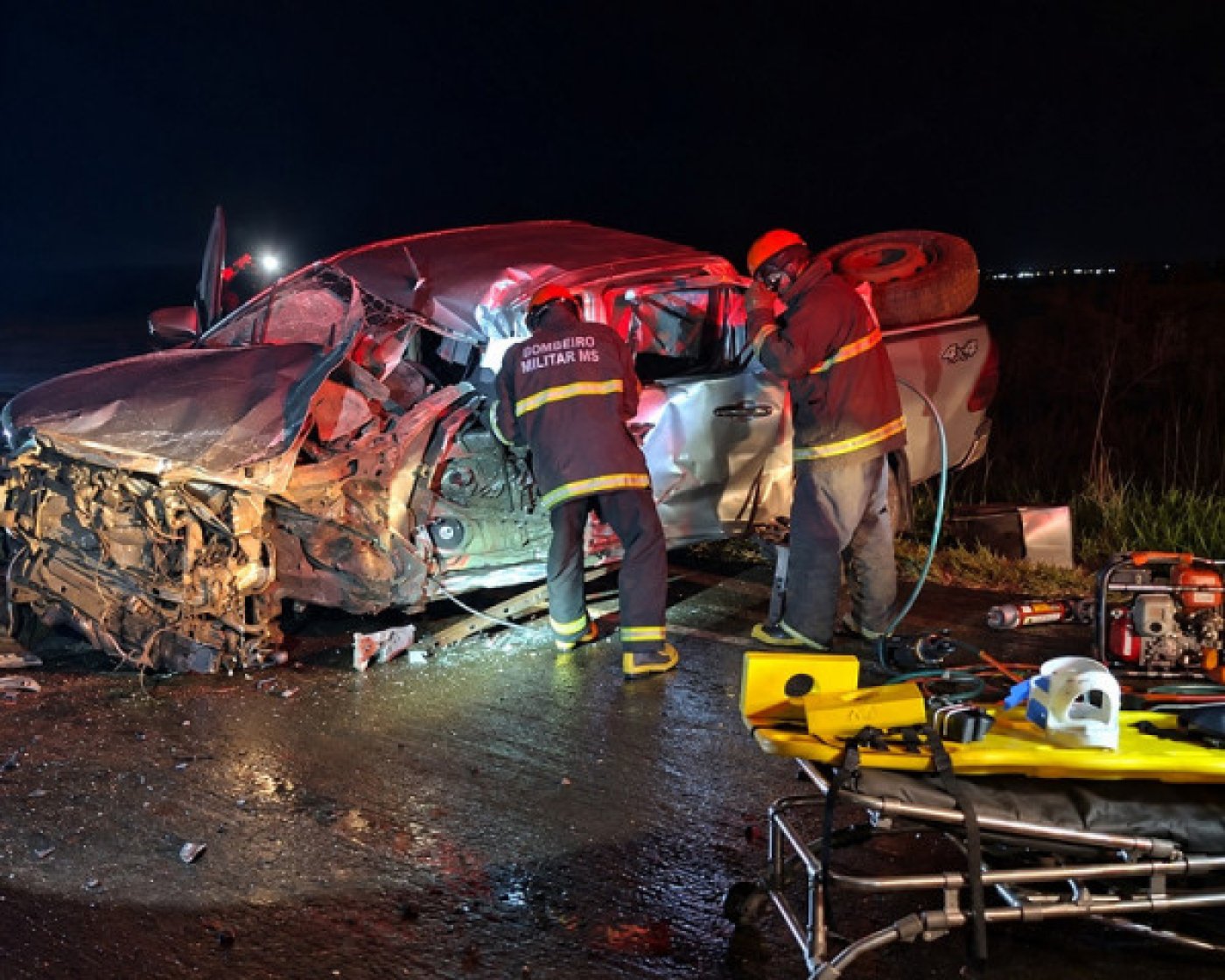 Hilux bate de frente com carreta, que tomba na BR-463